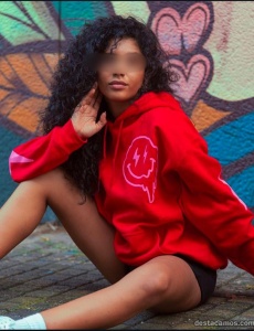Elegante y atractiva jovencita en elda