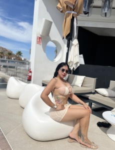 Con mi encanto juguetón soy tu dulce escapada