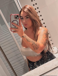 Chica voluptuosa y divertida ofrece