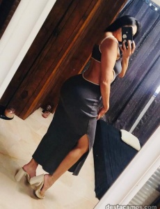 Valentina con piel morena