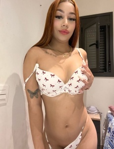Chica exclusiva alimenta tus sensaciones