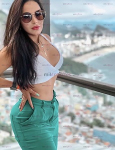 Luna reina del griego fotos reales muy cariñosa