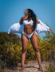 Morena nueva en la zona muy cachonda sexo a tope