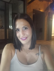 Alegre y atractiva