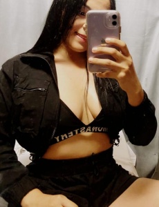 Violeta joven, bella y enrolladora