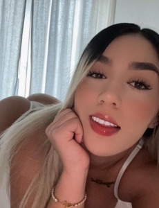 Megan hermosa rubia recién llegada