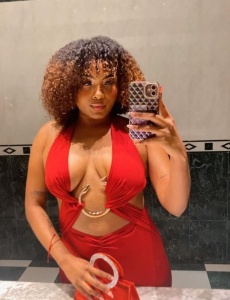 Hola cariño, soy Valeria, una chica latina morena