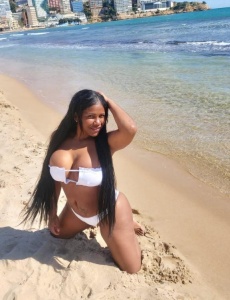Recién llegada colombiana festeira