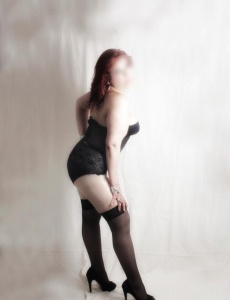 Masajista profesional madurita encantada de aatenderte