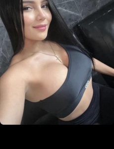 Andrea atractiva colombiana solo salidas