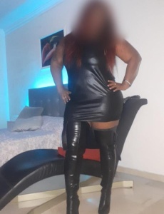 DÓmina negra con experiencia. Salidas.