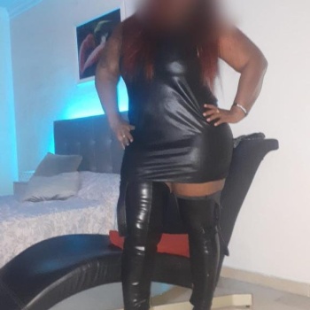 DÓmina negra con experiencia. Salidas., Torrevieja