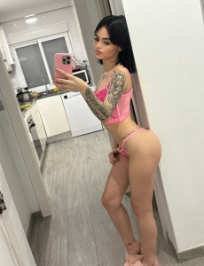 Una hermosa flaca cargada de diversión