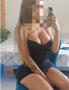 Rubia encantadora con ganas de chicos