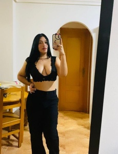 Joven exquisita exótica y cariñosa