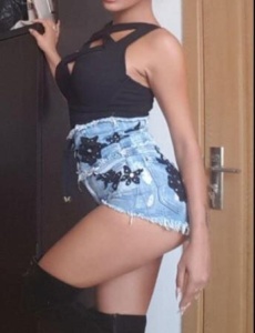 Aisha muy dulce sin prisa un beso