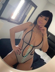 Selena , mujer ardiente, apasionada y muy ninfómana.