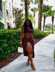 Estrella exótica morena caribeña solo salidas contactar por whatsapp