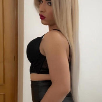 Latina de curvas para tu relax completo, Benidorm