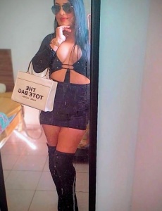 Hola me llamo karina de paso por torrevieja colombiana fuera de control... Domicilio 24h