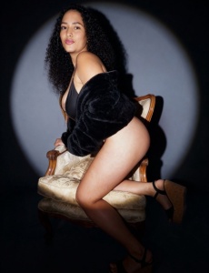 Hermosa morena tetona latina en elda