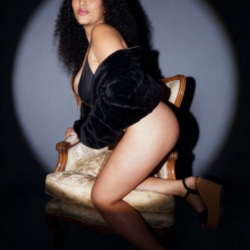Hermosa morena tetona latina en elda, Elda