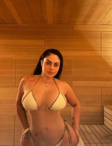 Jovencita extrovertida bastante preciosa de paso