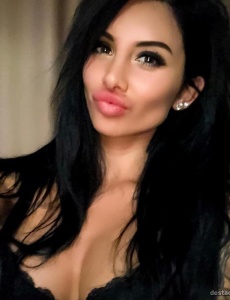 Morena jughetona muy atractiva