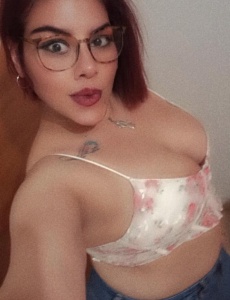 Chica curvy guapa y recién llegada