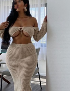 Mujer latina madura con curvas