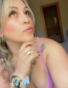 Rubia y llamativa de paso por torrevieja