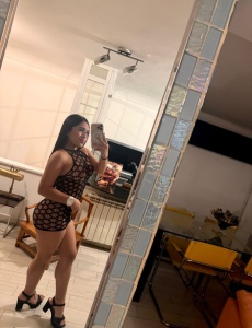 Luna , jovencita latina de 20 reales independiente